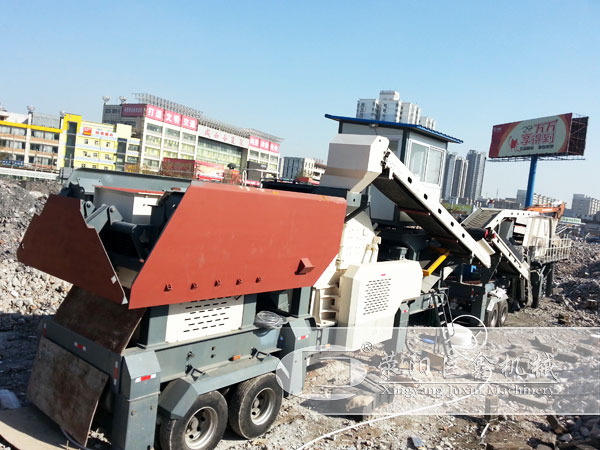 建筑垃圾移動(dòng)破碎站現(xiàn)場圖